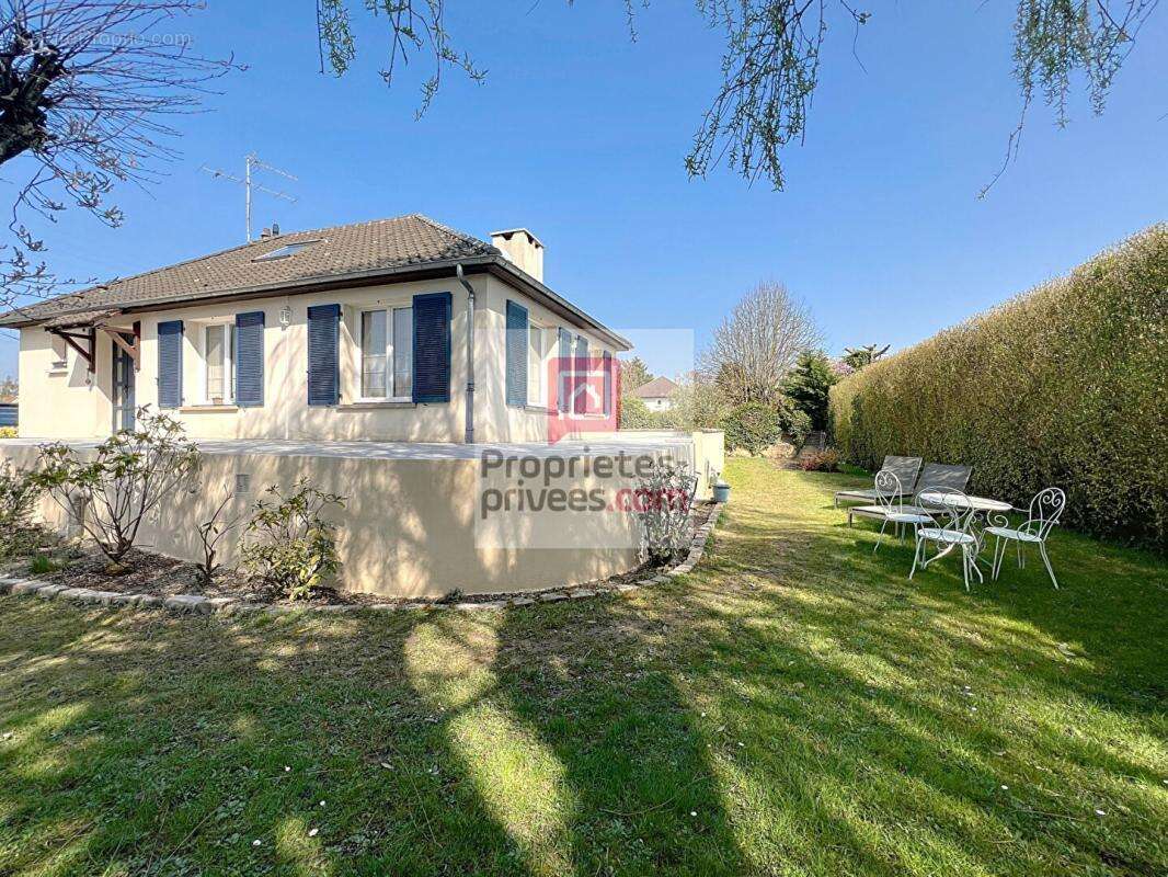 Maison à LE PERRAY-EN-YVELINES