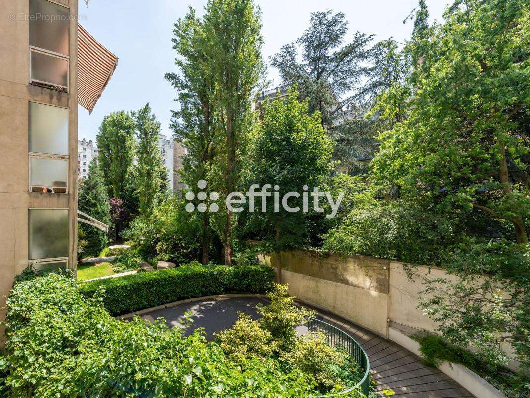 Appartement à PARIS-16E