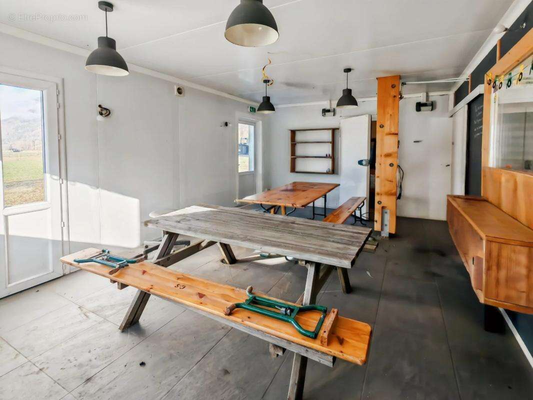 Commerce à LA RIVIERE-ENVERSE