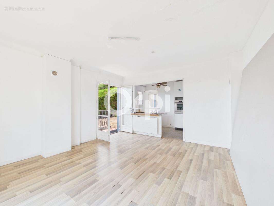 Appartement a renover - t2 bis - belle terrasse + cave + stationnement privatif + jardin - vue degagee - photo 3