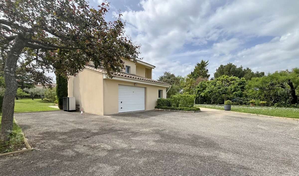 Maison à L'ISLE-SUR-LA-SORGUE