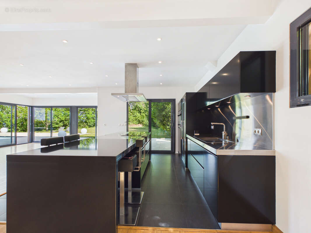 LUCINGES - Maison d'architecte contemporaine de 7 pièces avec piscine. - photo 13