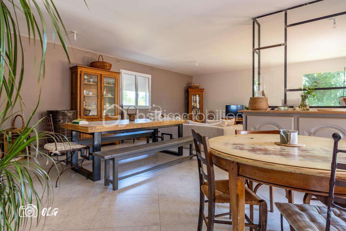 Maison T6 de 142 m² + Maison T3 de 60 m² sur 1730 m² de terrain avec piscine et dépendances - photo 4