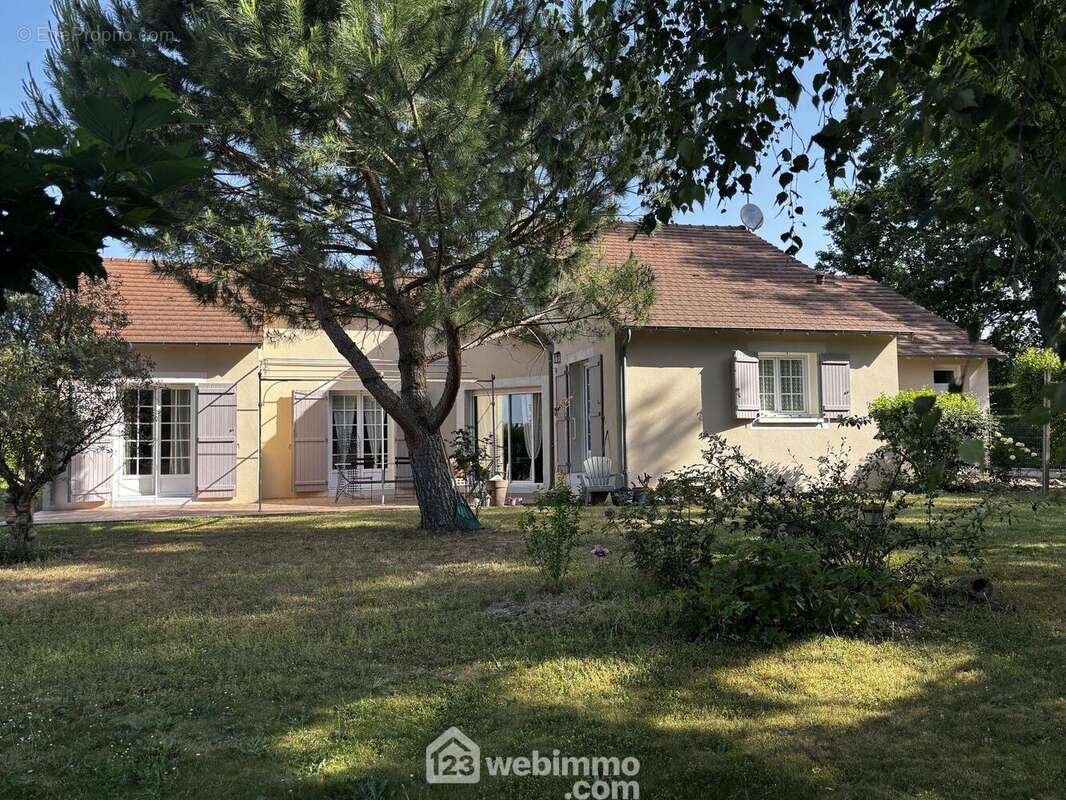 Et à la maison de plain-pied de 147 m2. - Maison à CHATELLERAULT