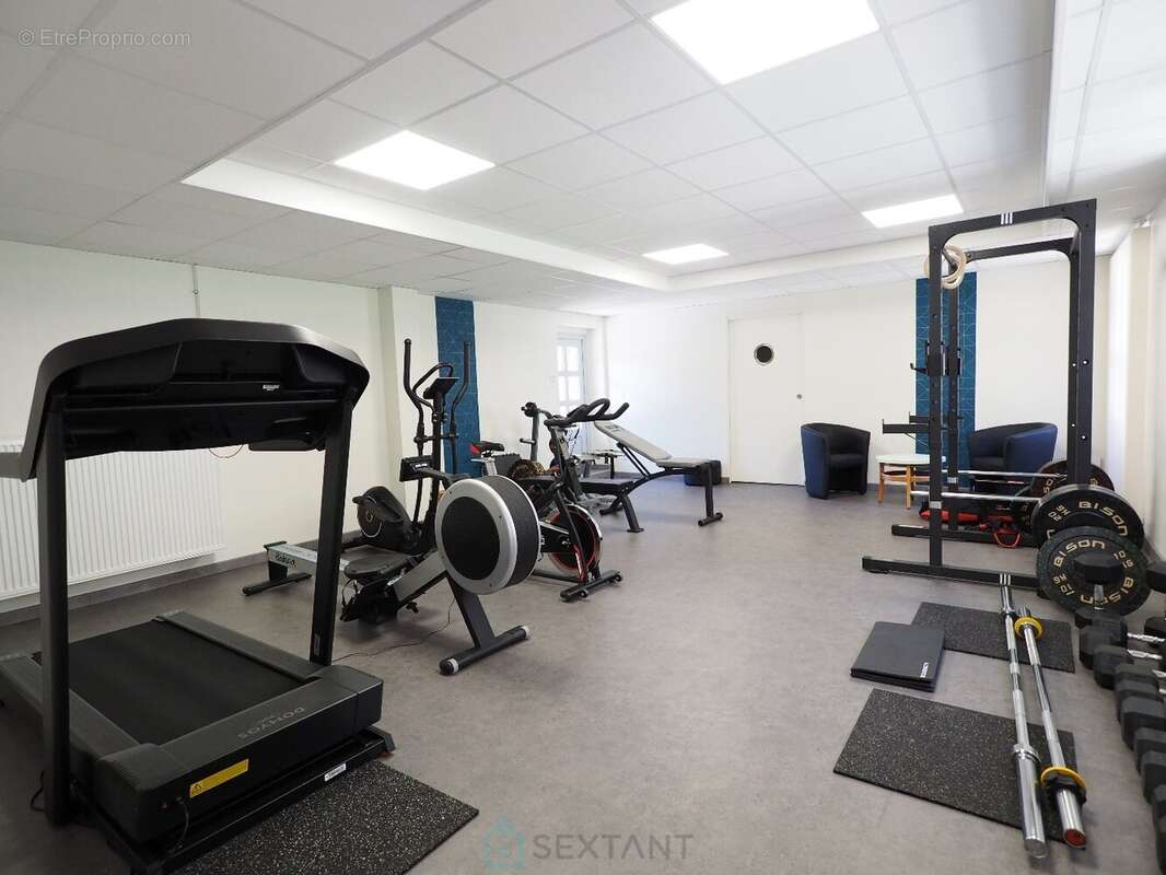 Un cadre atypique, une bâtisse en pierres récemment rénovée et équipée à neuf : Chambres d'hôtes, salle sports - fitness, espace - photo 14