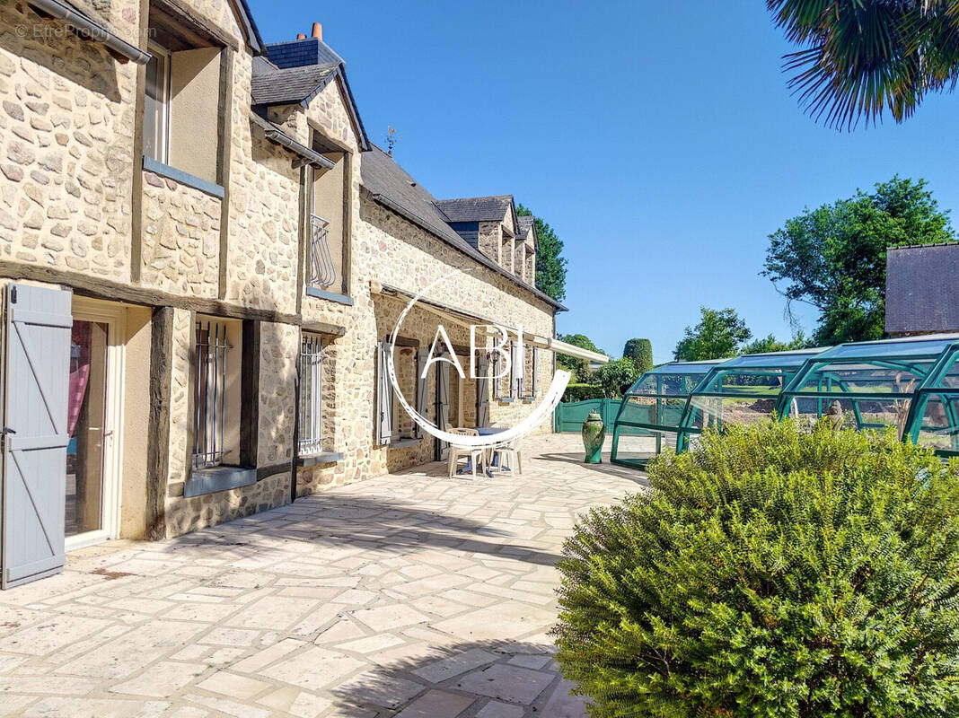 Maison 250 m² à Saint-Georges-Buttavent  - photo 3