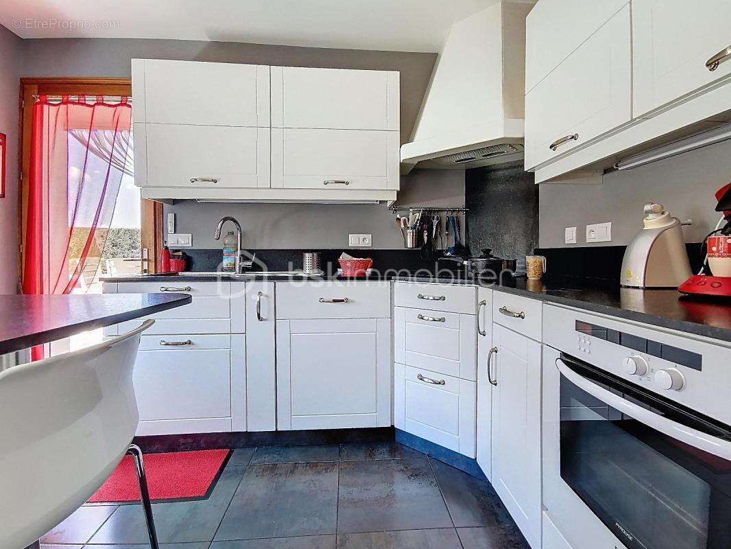 À VENDRE – Maison de caractère de 201 m² avec jardin paysager , piscine ‍ et vue dégagée  - photo 6