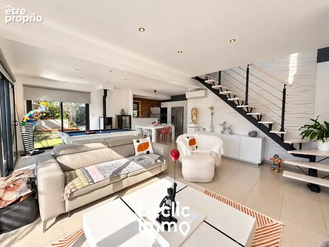 Villa contemporaine  5 chambres  piscine  vue mont saint-loup  vendue meublée - photo 4