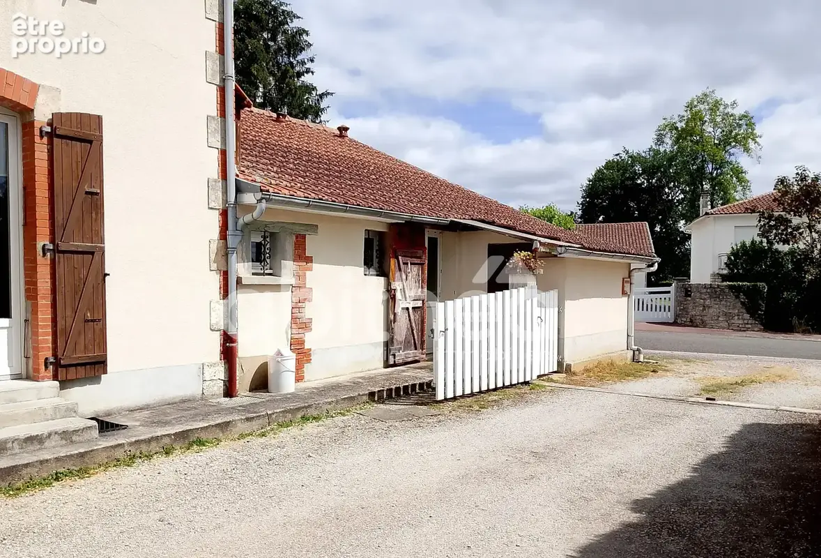 Maison d'habitation de 110 m2 au centre de ville de Roumazières - photo 8