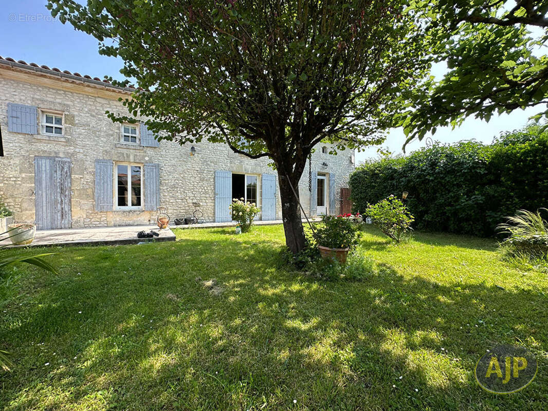 Maison charentaise de 185 m². - photo 4