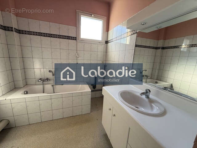 Au coeur de Mortain, appartement en duplex de 90m2 (possibilité de faire 2 logements). - photo 6