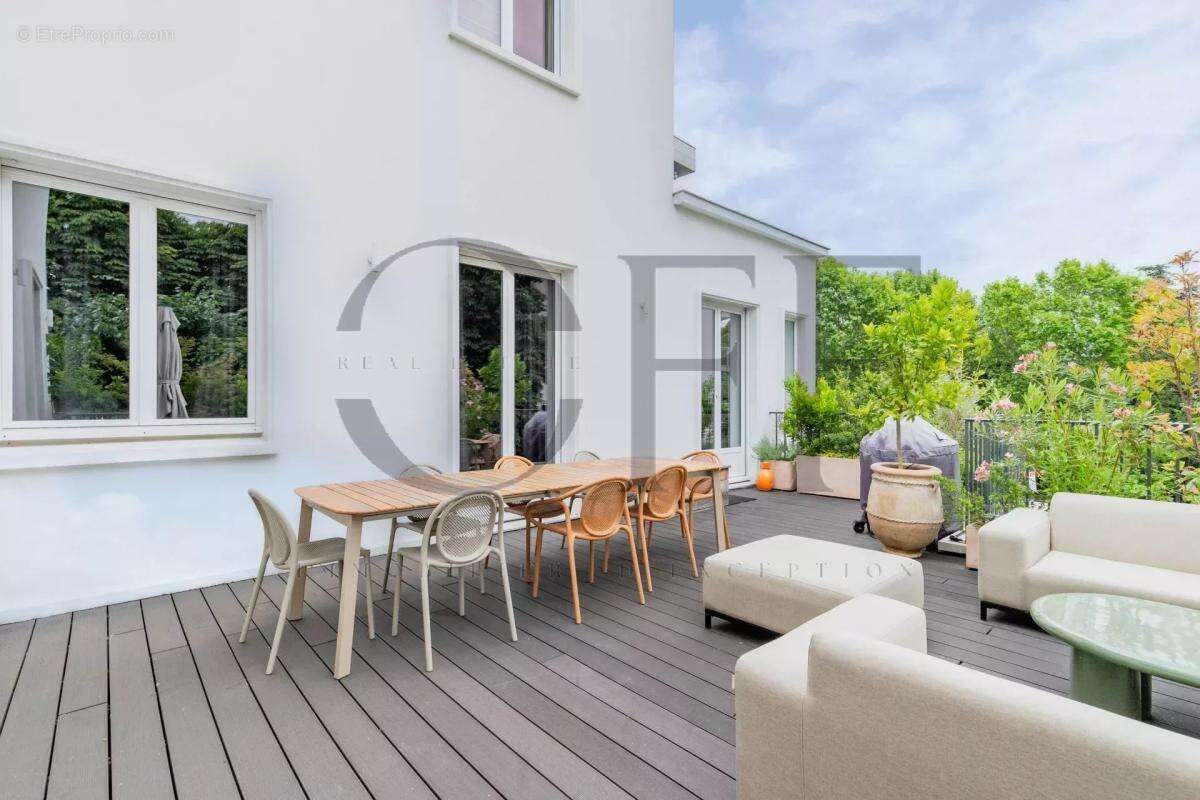 Appartement à NEUILLY-SUR-SEINE