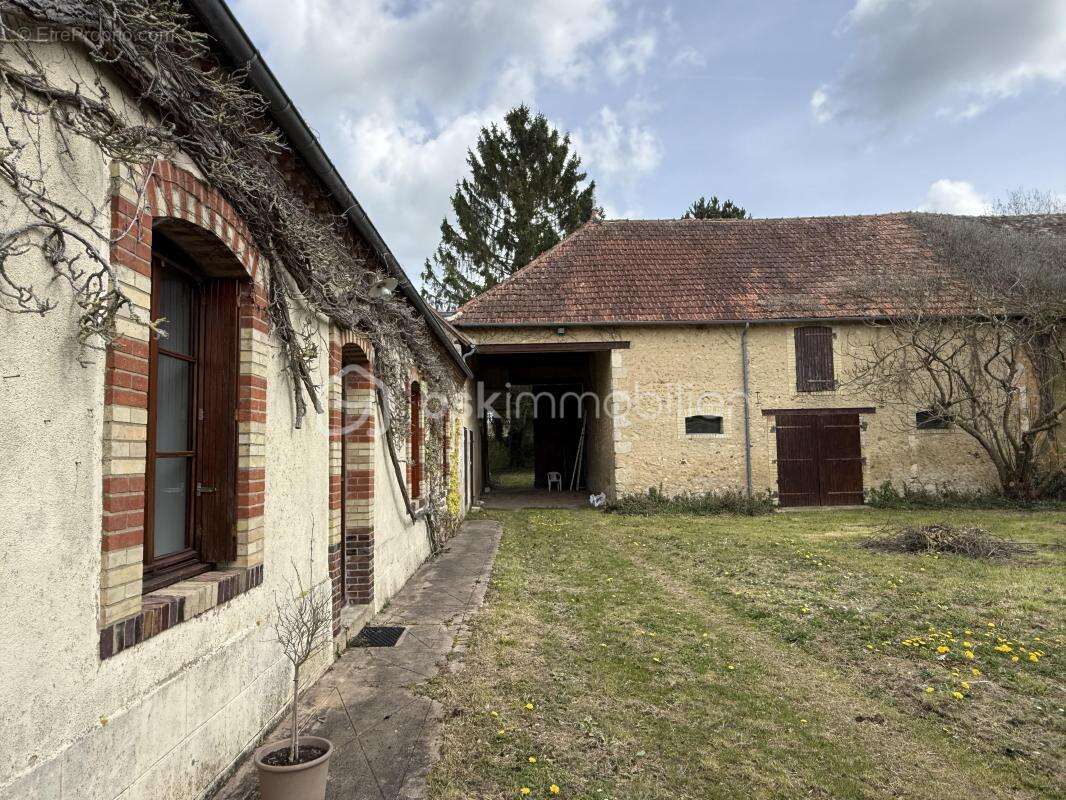 Grande longère avec dépendances sur parcelle de 4700 m² – Nogent-le-Bernard (35 min du Mans) - photo 2