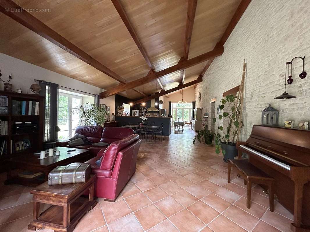 Maison à VILLENEUVE-LA-COMTESSE