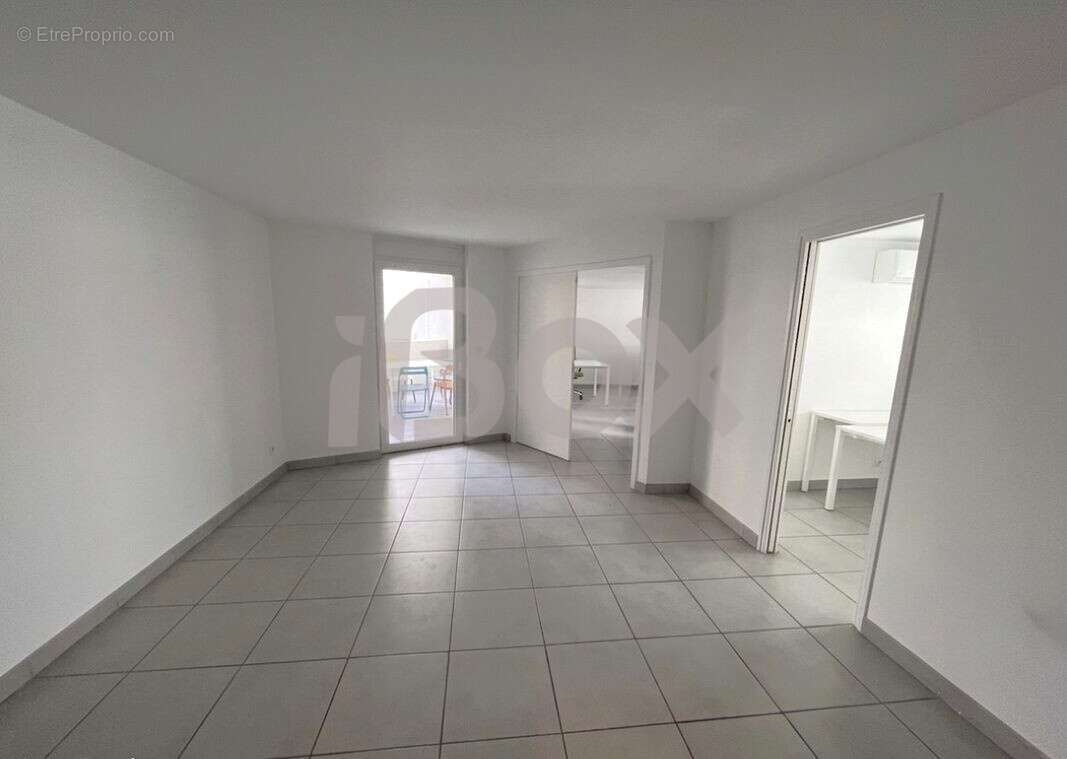 Toulon champ de mars bureaux 93m2 garage double terrasse acces pmr - photo 3