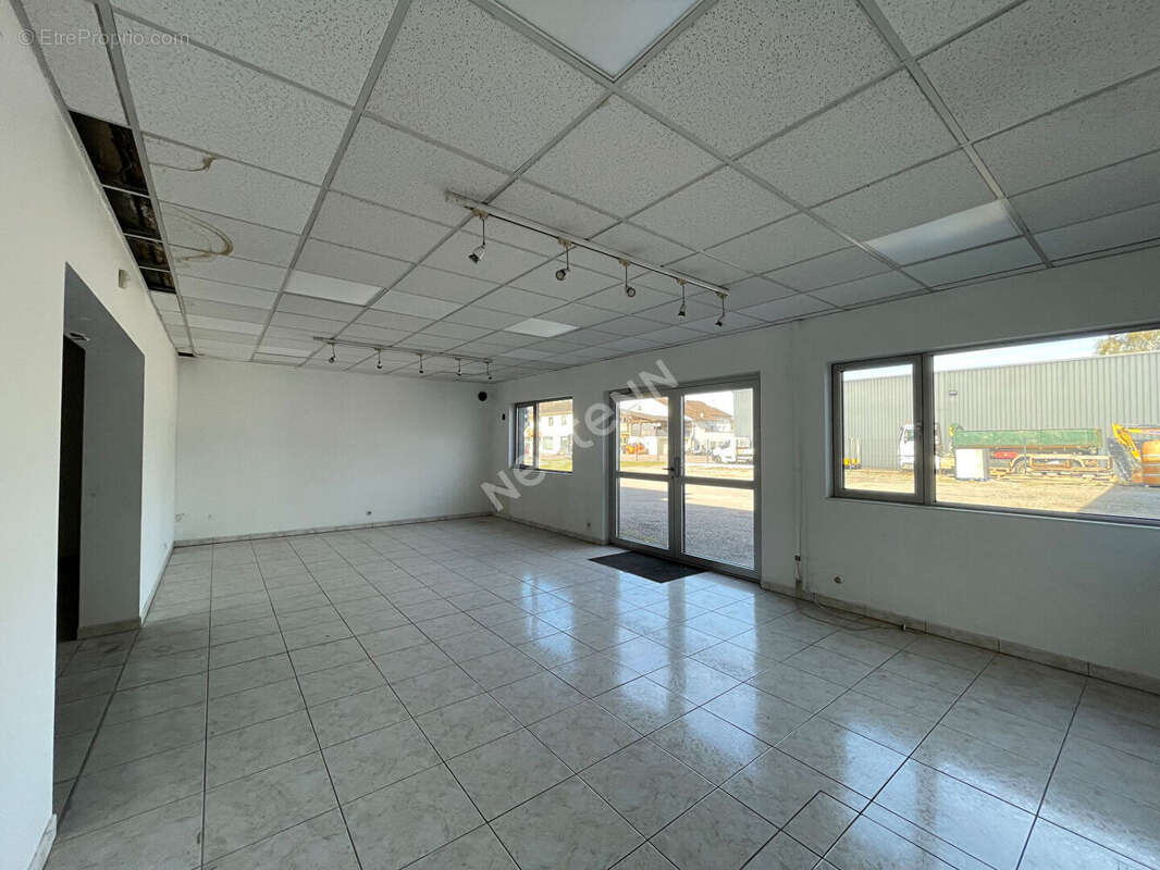 A vendre  Betting : Cellule commerciale 200m² - photo 4