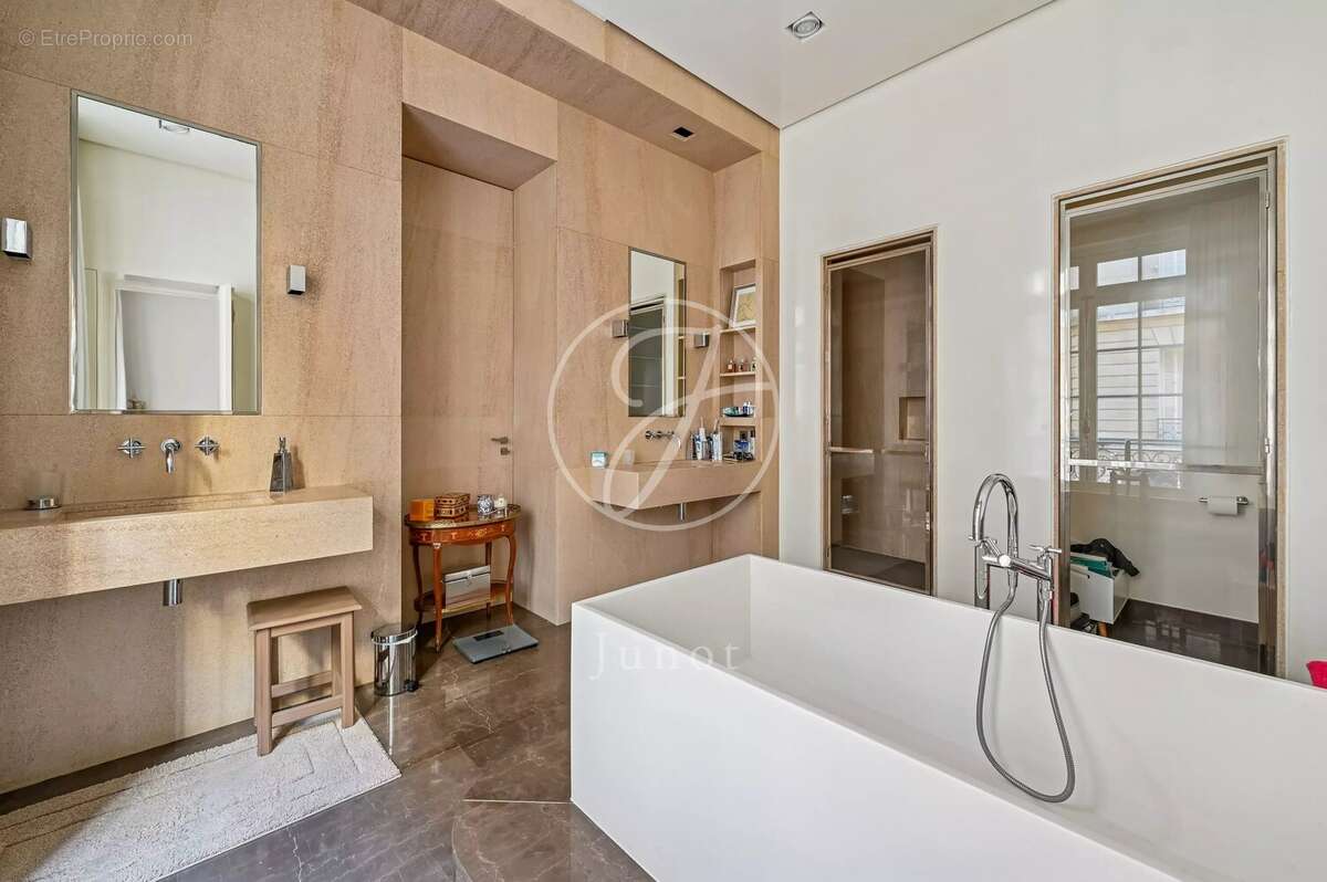 Appartement à PARIS-16E