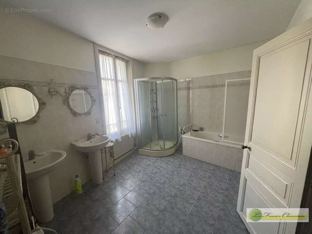 Maison à AIGRE