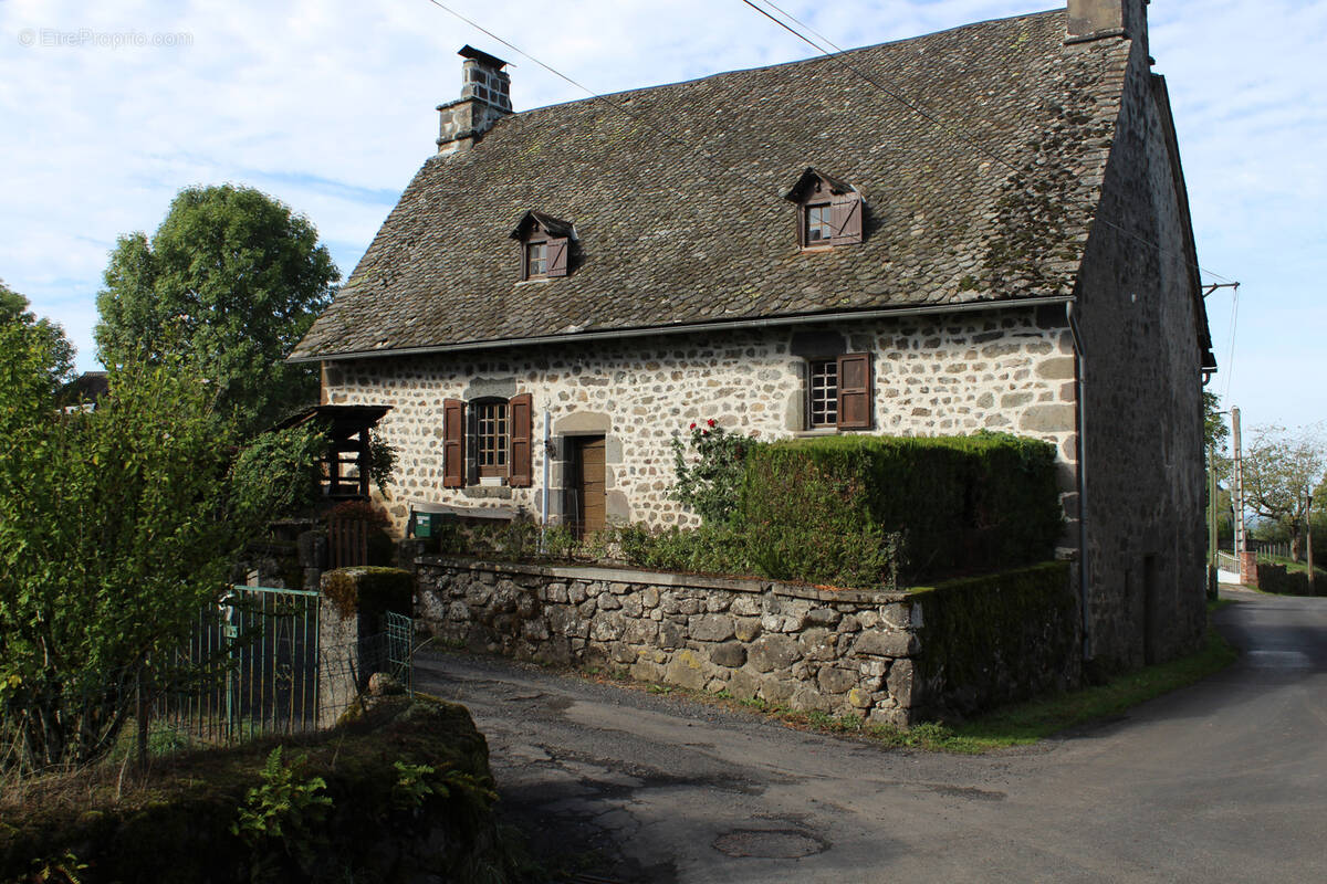 Maison à SAINT-MARTIN-CANTALES