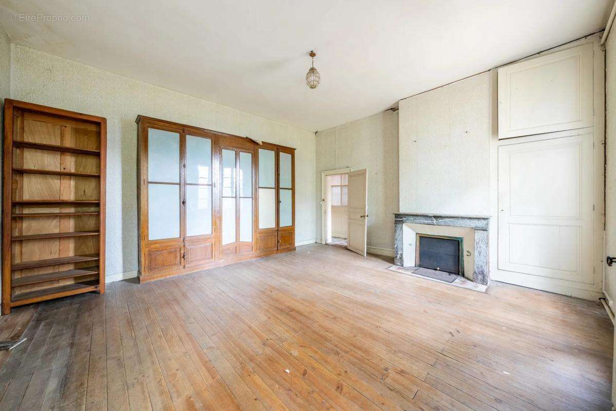 Maison à SAINT-MEDARD-DE-GUIZIERES