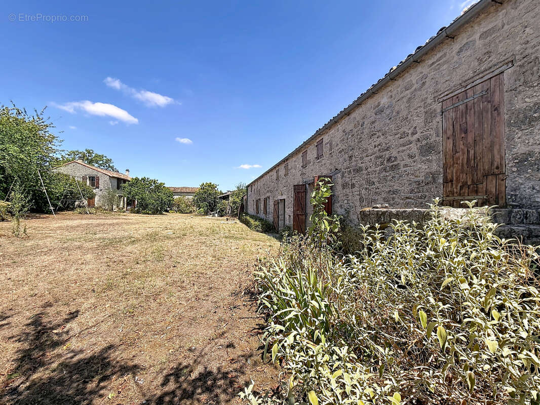 SECTEUR MANSLE : ensemble immobilier en pierres composé de 3 habitations et plusieurs dépendances sur jardin. - photo 11