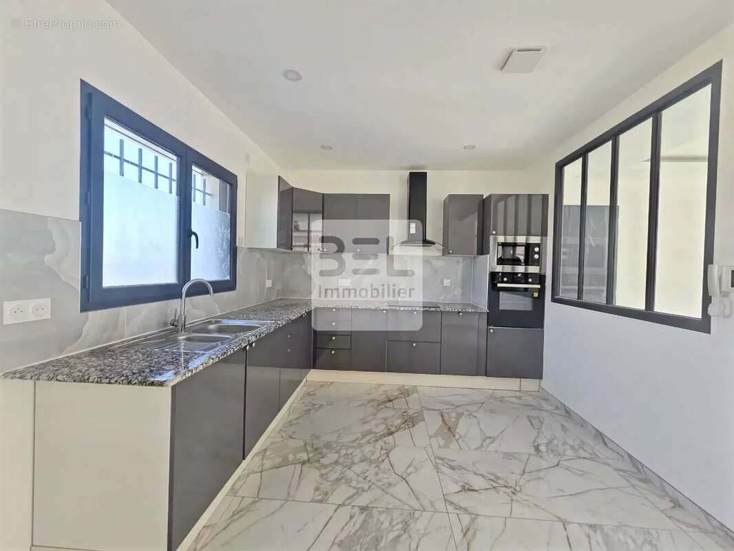 Appartement à LAUDUN-L'ARDOISE