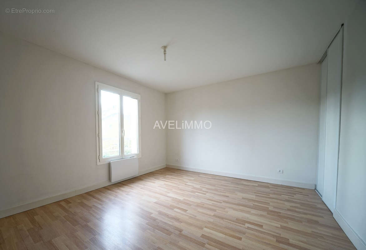 Maison à LA QUEUE-LES-YVELINES