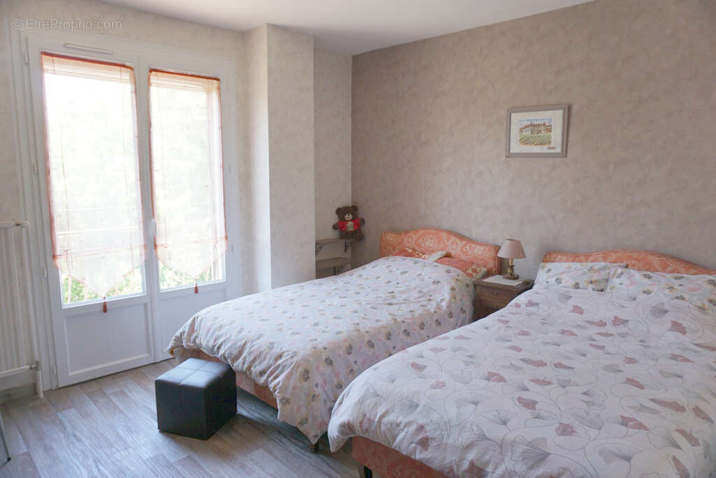 Belle maison familiale de 196 m2 avec dépendances et agréable terrain - photo 8