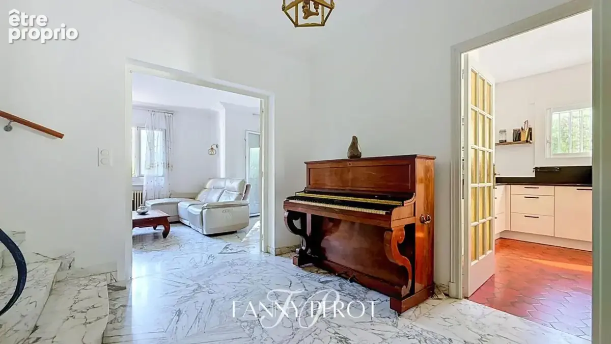 Maison familiale de charme de plus de 150 m² avec terrasses, jardin et sous-sol complet au clos Banet - photo 9