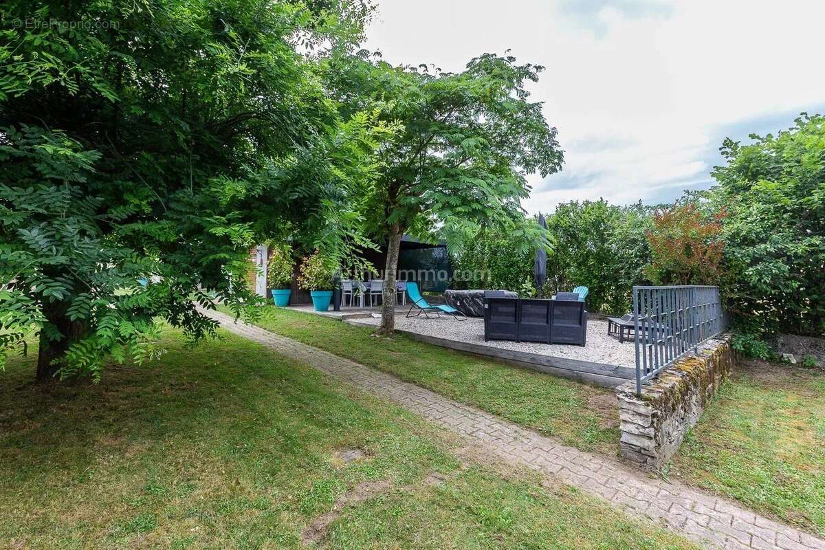 Maison à VEZERONCE-CURTIN