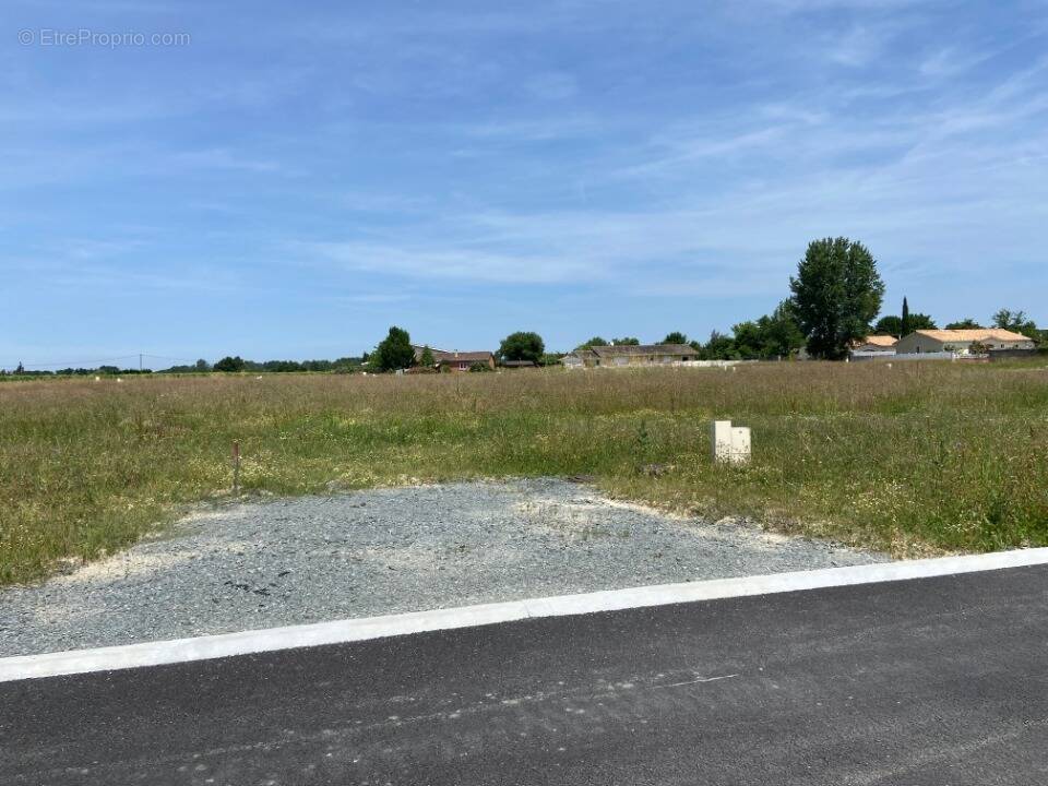 Terrain à PRIGNAC-ET-MARCAMPS