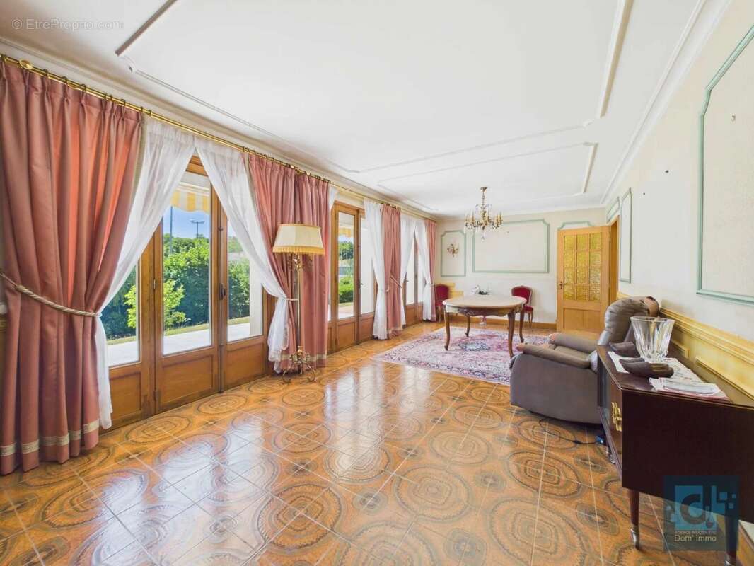 En exclusivité, élégance et caractère pour cette maison familiale - photo 6