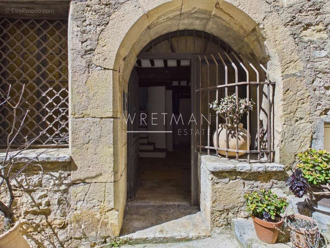 Maison à CHATEAUNEUF-GRASSE