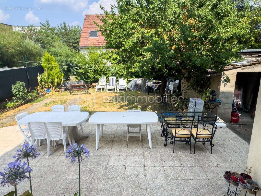 Quartier du Coteau – Maison familiale avec charmant jardin, terrasse, sous-sol total et nombreux stationnements ! - photo 3