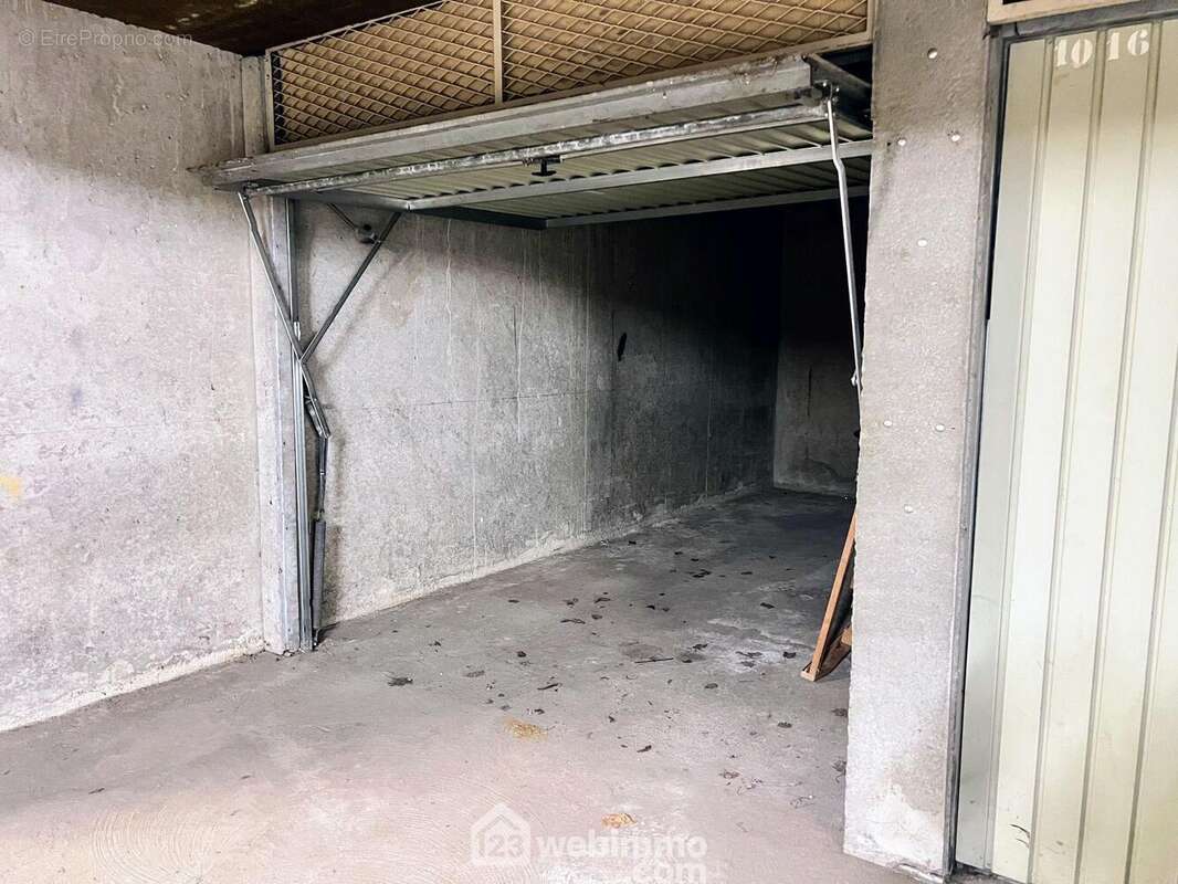 ... permet le stationnement d'un véhicule et est fermé par une porte basculante. - Parking à ANGERS