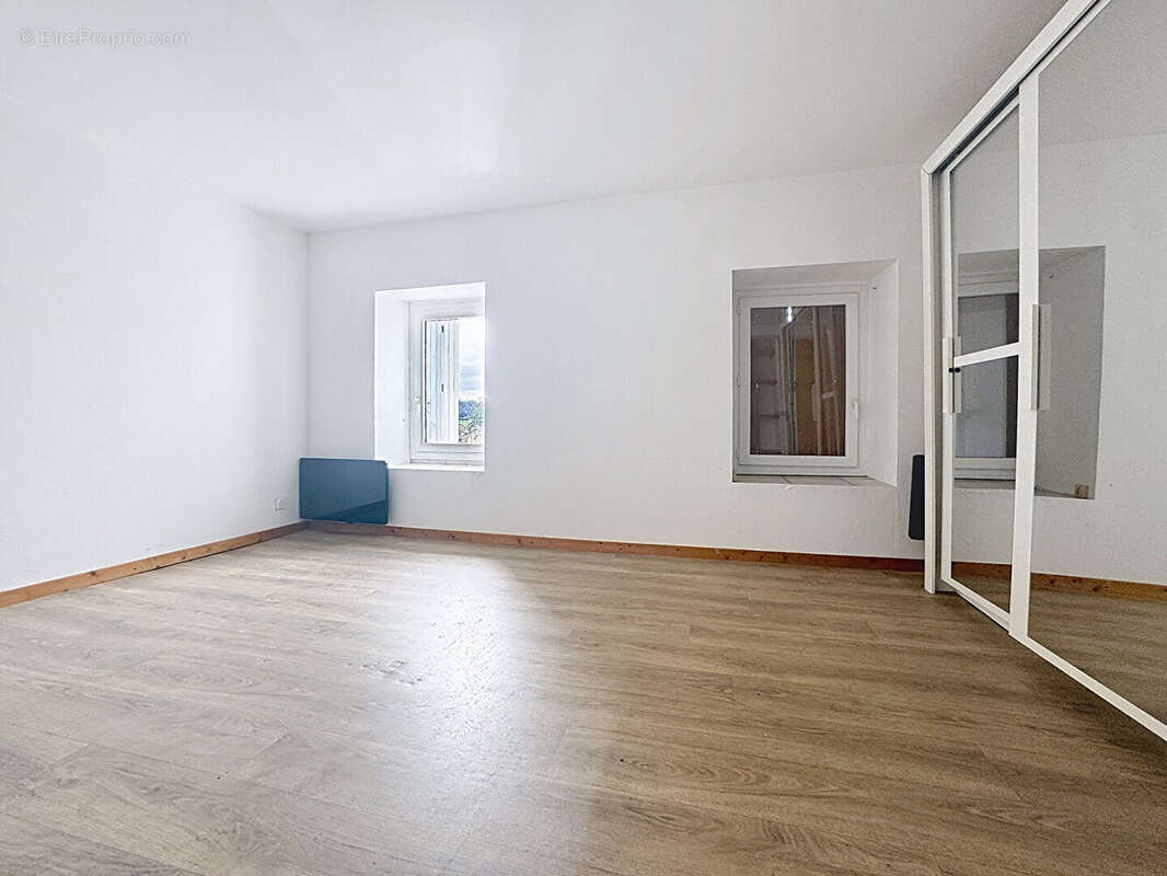 Appartement à SAINT-JEAN-DE-BOURNAY