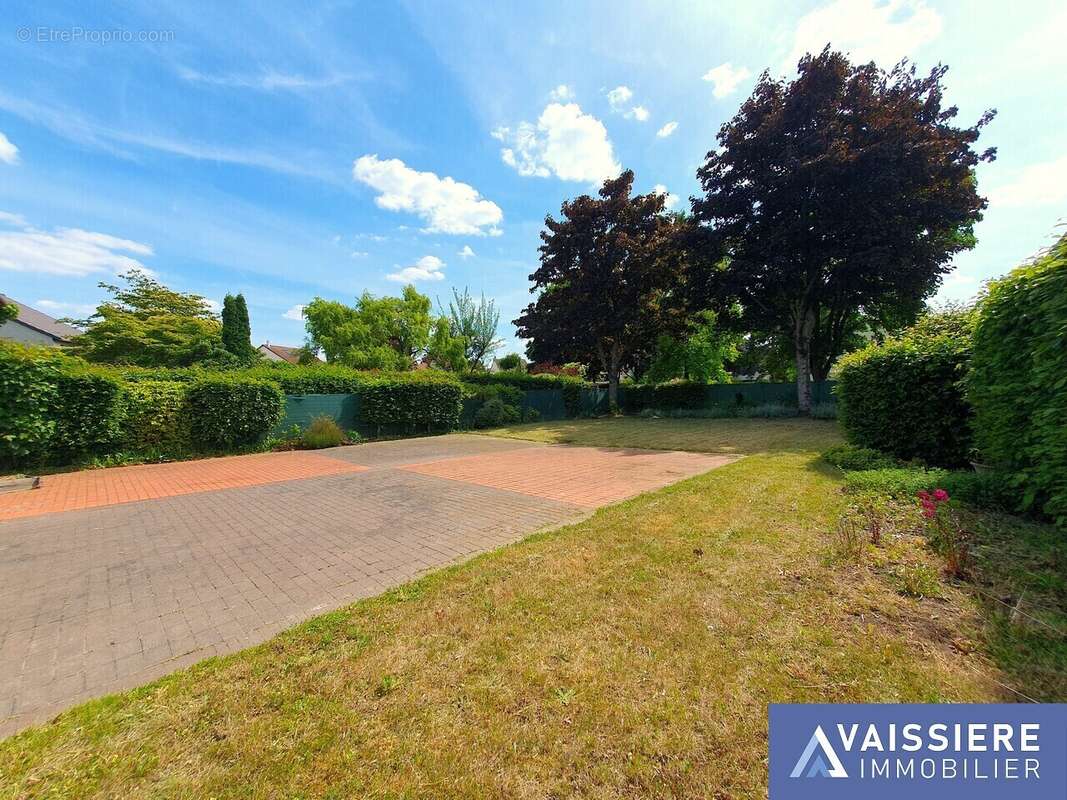 Maison à VOISINS-LE-BRETONNEUX