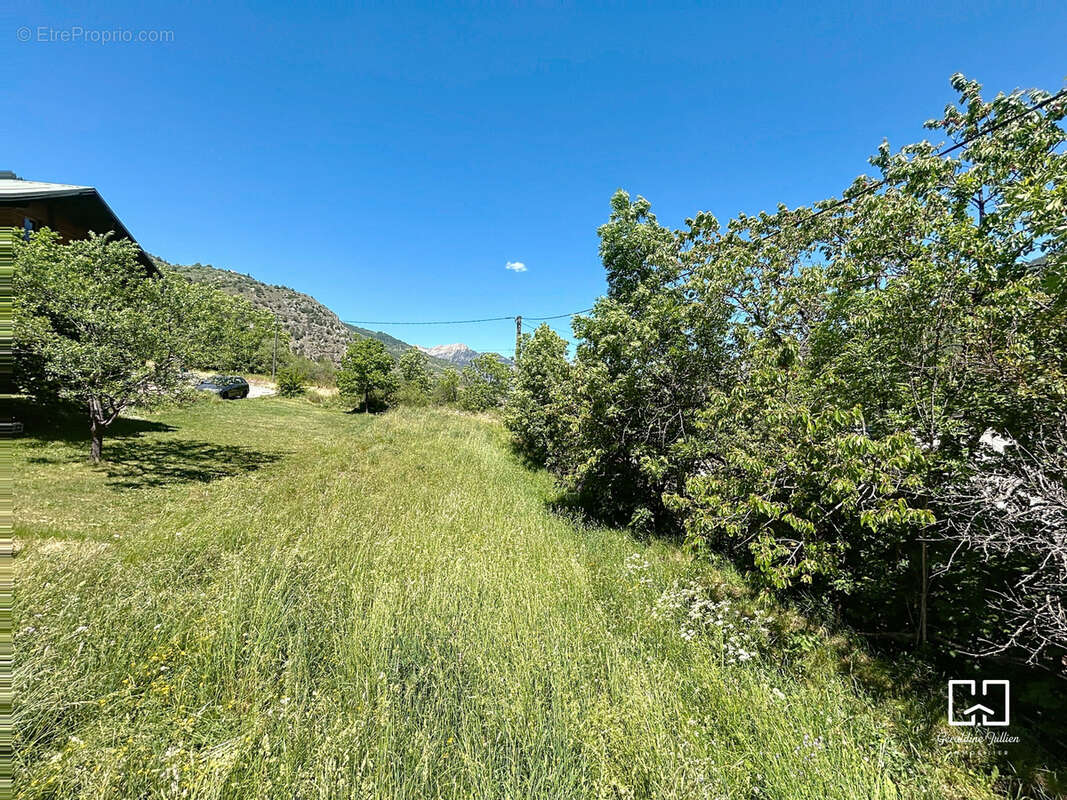 Terrain à SAINT-MARTIN-DE-QUEYRIERES