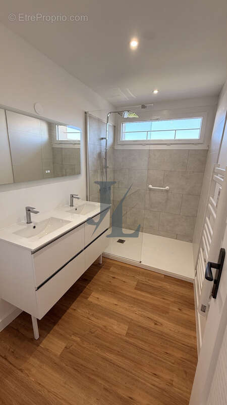 EXCLUSIVITÉ   Appartement de 98 m2 entièrement rénové avec terrasse, cave et stationnements - photo 10