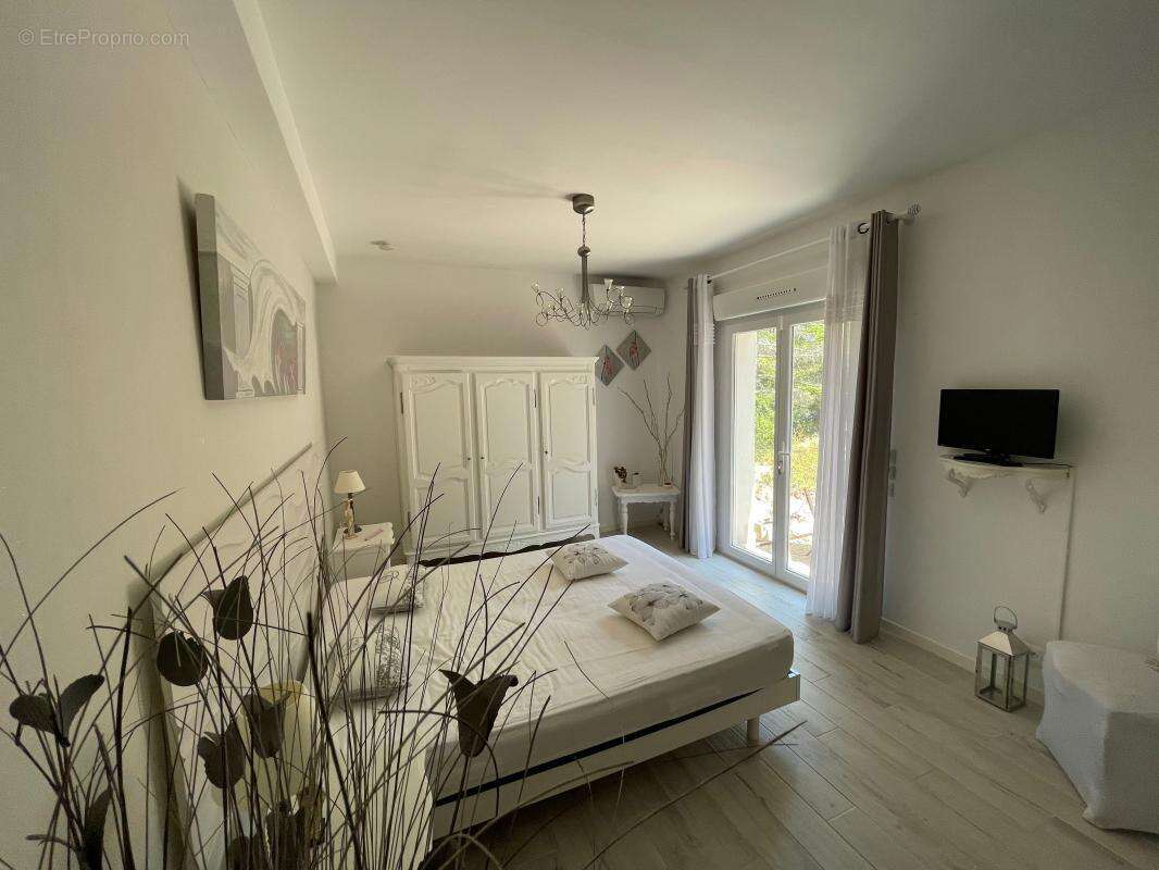 A vendre bandol 83150 villa 5 pieces 2500 m2 de terrain piscine maison d amis - photo 16