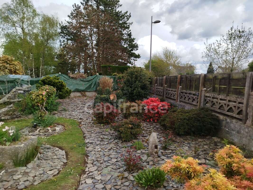 EXCLUSIVITE -PLEVIN- Maison convivial 176 m2 - Grand jardin arboré/paysager - dépendances proche de CARHAIX - photo 17