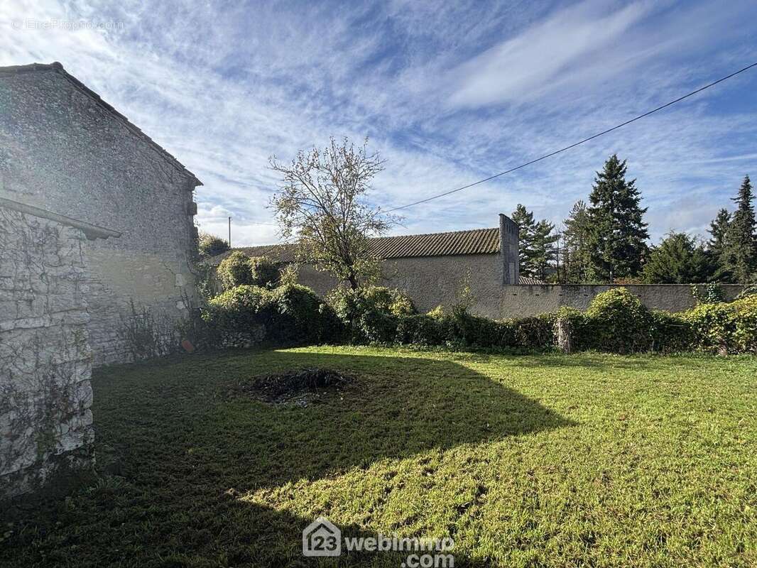 Sur un côté, le terrain est bordé par des murs, apportant du cachet et de l?intimité. - Terrain à MONTAMISE