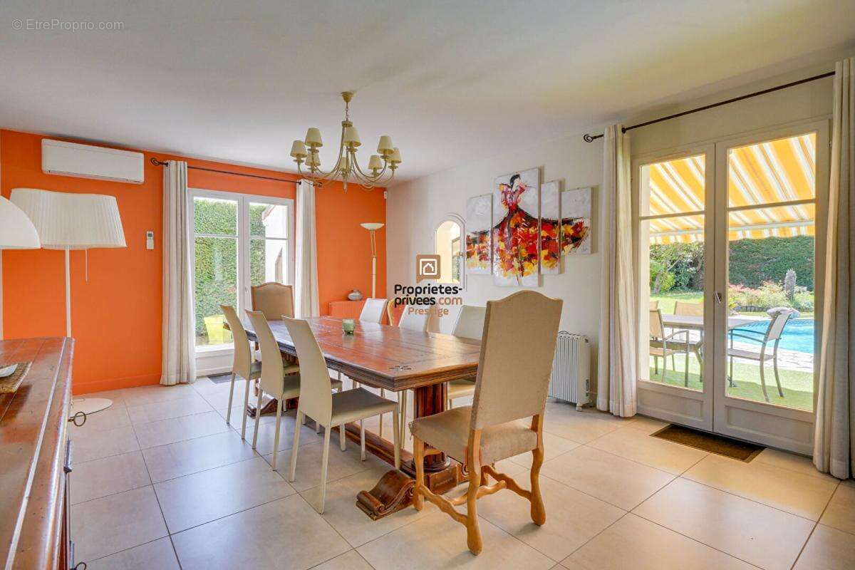 DEPT 33  Mérignac - Maison d'exception 8 pièce(s) 181 m2 avec jardin paysagé et piscine au sel chauffée - photo 5