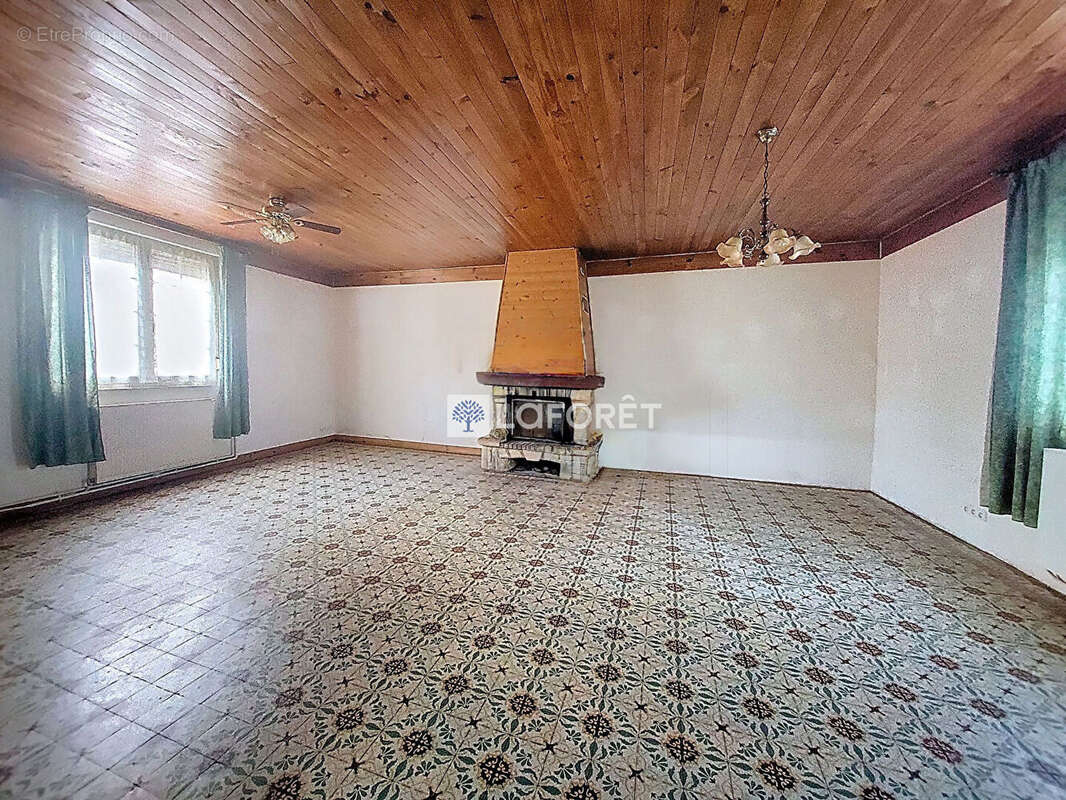 Maison à MONTBREHAIN