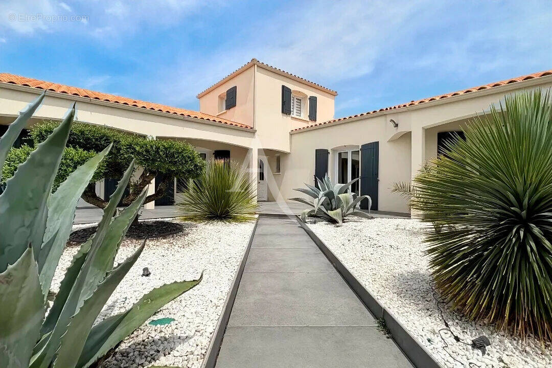Maison à SAINTE-RADEGONDE-DES-NOYERS