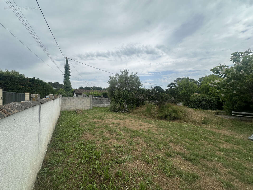 Terrain à AYGUEMORTE-LES-GRAVES