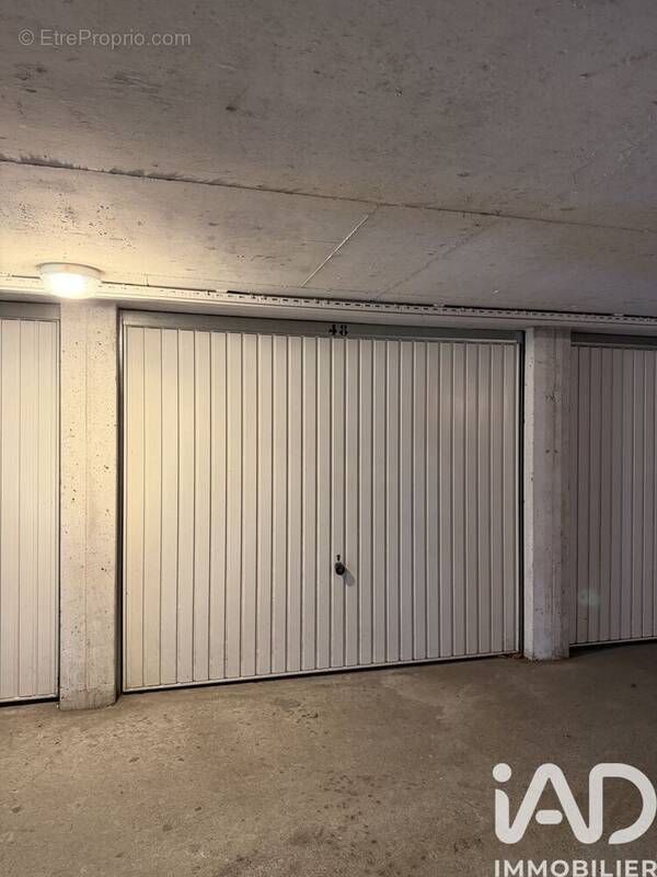 Photo 1 - Parking à ORLEANS