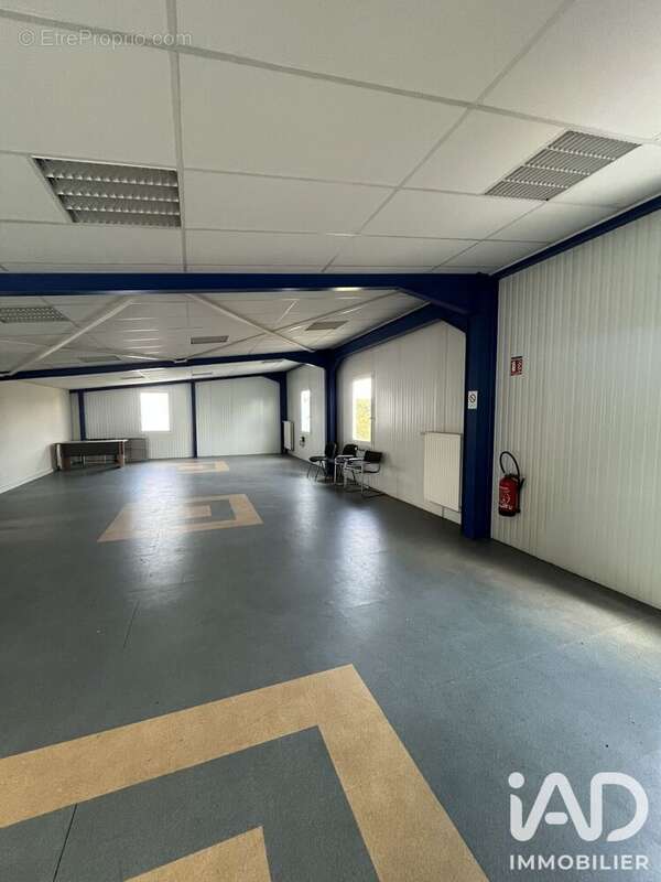 Commerce 2200 m² à Bourg-En-Bresse  - photo 7