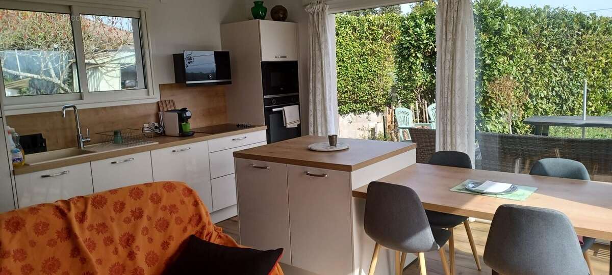 Maison à LA CHAPELLE-DE-LA-TOUR