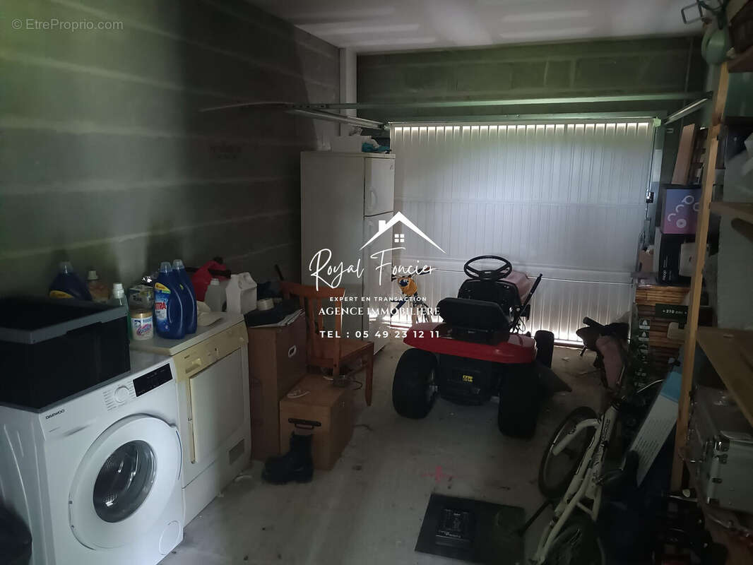 Garage 15 m2 attenant  - Maison à VAUX-SUR-VIENNE